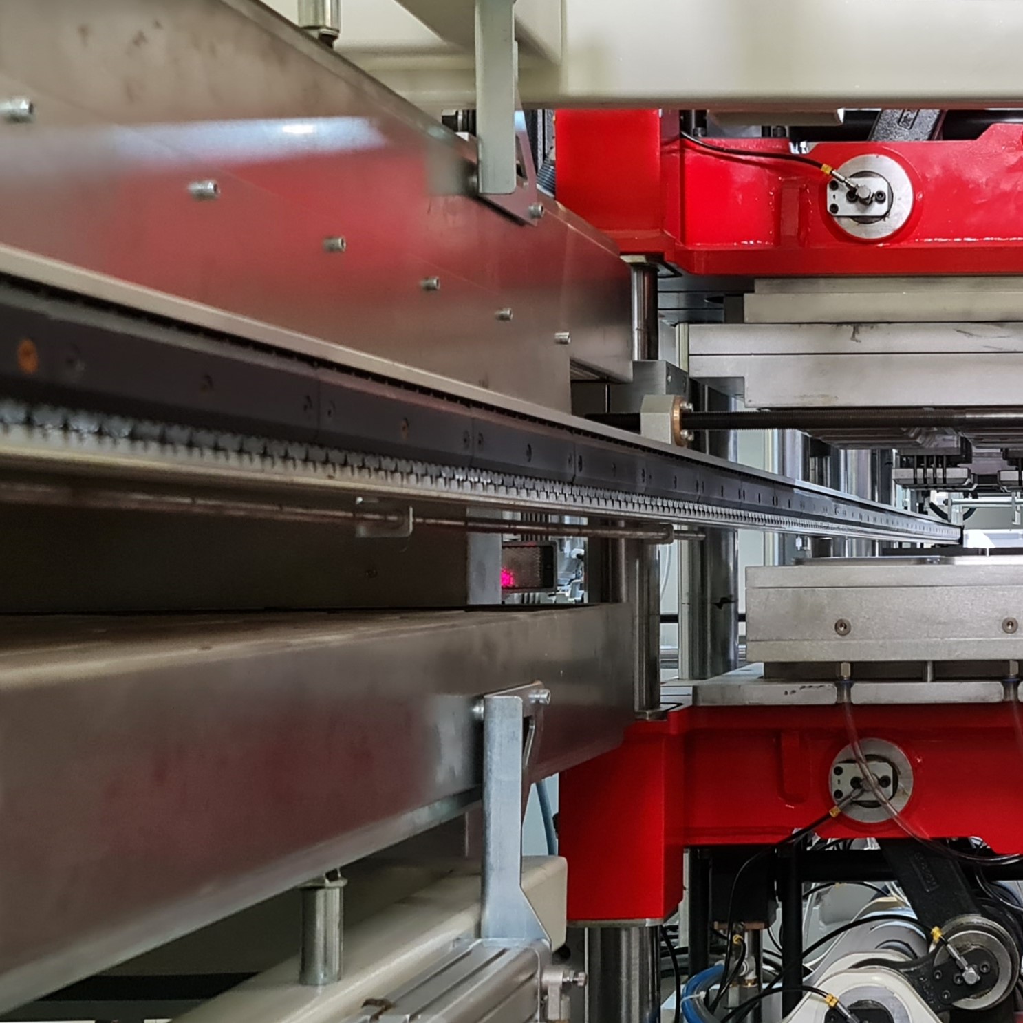 Inpak Chain Rails