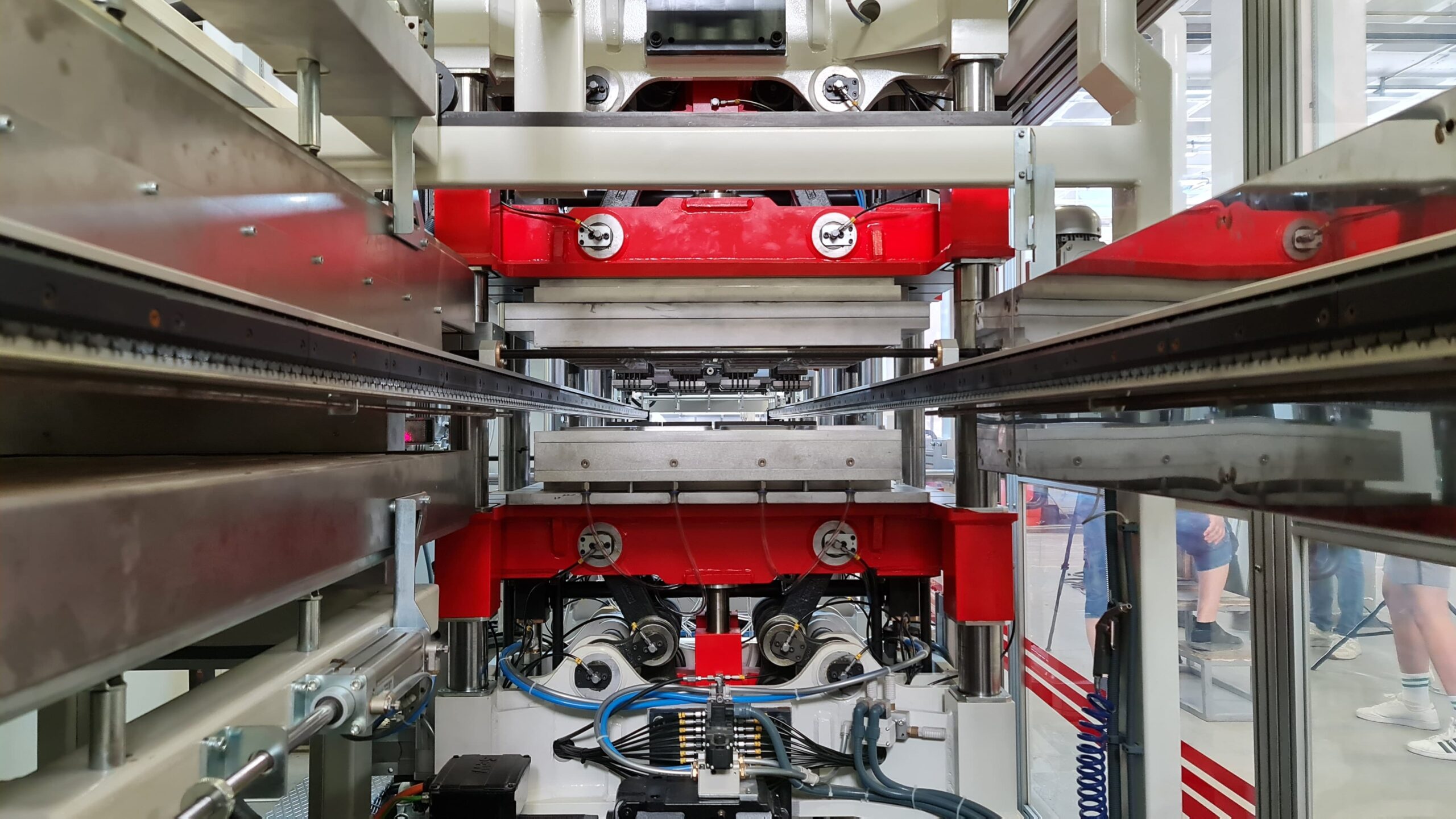 TS-1000-Thermoforming-Machines-Chains-and-Rails zincir ve raylar-min
